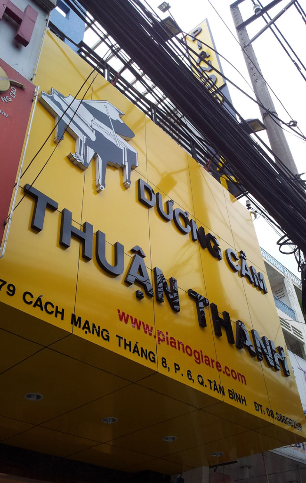 Hãy khám phá biển quảng cáo nền vàng tại TPHCM! Đó là những công trình quảng cáo đang làm cho thành phố sôi động và hấp dẫn hơn bao giờ hết. Với màu vàng chủ đạo, những biển quảng cáo này sẽ khiến bạn nhớ mãi đến TP Hồ Chí Minh.